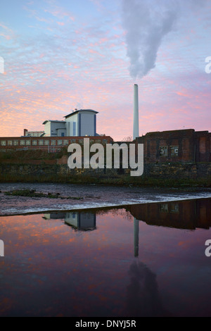 UK, South Yorkshire, Sheffield, Veolia Verbrennungsanlage & Reflexionen im Fluss Don Stockfoto