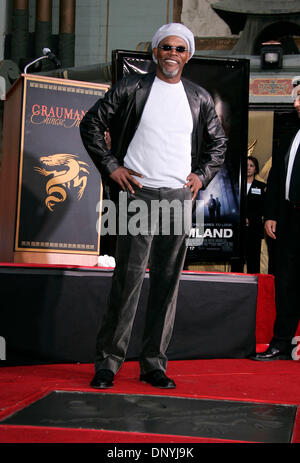 30. Januar 2006; Hollywood, Kalifornien, USA; Schauspieler Samuel als er seine Hand & Fußabdrücke in Zement bei Graumans Chinese Theatre bekommt. Obligatorische Credit: Foto von Lisa O'Connor/ZUMA Press. (©) Copyright 2006 von Lisa O'Connor Stockfoto