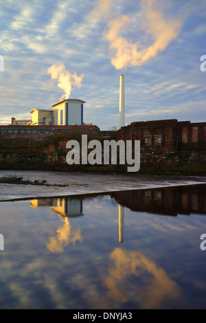 UK, South Yorkshire, Sheffield, Veolia Verbrennungsanlage & Reflexionen im Fluss Don Stockfoto