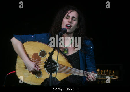 1. Februar 2006; New York, NY, USA; Basha während eine Hommage an die Musik von Joni Mitchell in der Carnegie Hall am 1. Februar 2006. Obligatorische Credit: Foto von Aviv klein/ZUMA Press. (©) Copyright 2006 von Aviv klein Stockfoto