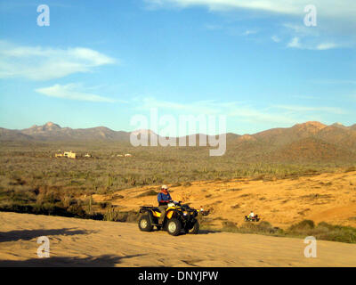 1. Februar 2006; Cabo San Lucas, Mexiko; Menschen reisen durch den Sand auf ATVs in Cabo San Lucas, Mexiko, auf 1. Februar 2006 abgebildet. Obligatorische Credit: Foto von Jeffrey Geller/ZUMA Press. (©) Copyright 2006 von Jeffrey Geller Stockfoto