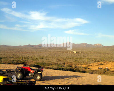 1. Februar 2006; Cabo San Lucas, Mexiko; Menschen reisen durch den Sand auf ATVs in Cabo San Lucas, Mexiko, auf 1. Februar 2006 abgebildet. Obligatorische Credit: Foto von Jeffrey Geller/ZUMA Press. (©) Copyright 2006 von Jeffrey Geller Stockfoto