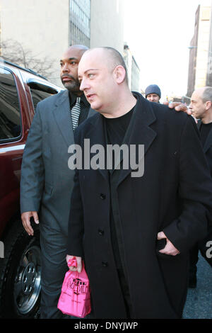 1. Februar 2006; Manhattan, NY, USA; Culture Club-Sänger Boy George (George O'Dowd) Manhattan Criminal Court nach seiner Anhörung zu verlassen. Boy George war angeklagt wegen Besitz einer kontrollierten Substanz. Obligatorische Credit: Foto von Mariela Lombard/ZUMA Press. (©) Copyright 2006 von Mariela Lombard Stockfoto