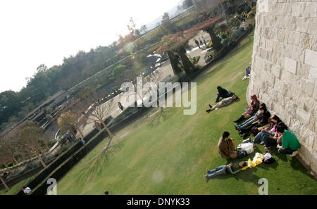 2. Februar 2006; Los Angeles, Kalifornien, USA; Besucher außerhalb des Getty Museums in Los Angeles, Kalifornien Februar 2006. Obligatorische Credit: Foto von Armando Arorizo/ZUMA Press. (©) Copyright 2006 von Armando Arorizo Stockfoto