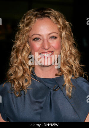 2. Februar 2006; Hollywood, Kalifornien, USA; Schauspielerin VIRGINIA MADSEN bei der Weltpremiere von "Firewall" statt auf Graumans Chinese Theatre. Obligatorische Credit: Foto von Lisa O'Connor/ZUMA Press. (©) Copyright 2006 von Lisa O'Connor Stockfoto