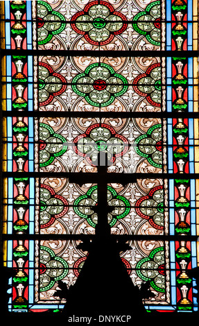 Buntglas-Fenster und Kreuz Silhouette, Loretto-Kapelle (1878), Santa Fe, New Mexico, Vereinigte Staaten Stockfoto