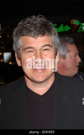 2. Februar 2006; Los Angeles, Kalifornien, USA;  Regisseur RICHARD LONCRAINE bei der Weltpremiere von "Firewall" abgehaltenen Graumans Chinese Theater, Hollywood.                               Obligatorische Credit: Foto von Paul Fenton/KPA/ZUMA Press. (©) Copyright 2006 von Paul Fenton Stockfoto