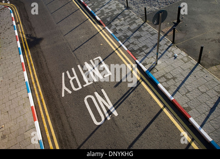 Straße mit bemalten Kerb Steinen in Derry, Nordirland. Stockfoto