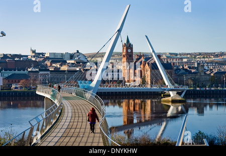 Friedens-Brücke über den Fluss Foyle, Stadt Derry, Nordirland. Stockfoto