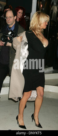 3. Februar 2006; New York, NY, USA; Host/Schauspielerin PAMELA ANDERSON an Peta Fashionweek Bash bei Stella McCartney Boutique. Obligatorische Credit: Foto von Nancy Kaszerman/ZUMA Press. (©) Copyright 2006 von Nancy Kaszerman Stockfoto