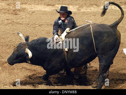 3. Februar 2006; San Antonio, TX, USA; JASON MATTOX, Wickenberg, Arizona Fahrten Cooter Brown während der Xtreme Bulls-Veranstaltung während der 57. San Antonio Stock Show und Rodeo im AT&T Center statt. Obligatorische Credit: Foto von E ein Ornelas/San Antonio Express/ZUMA Press. (©) Copyright 2006 von E ein Ornelas/San Antonio Express Stockfoto