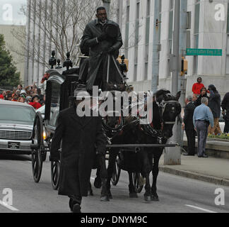 4. Februar 2006; Atlanta, GA, USA; Pferdekutsche mit Bürgerrechtler Coretta Scott King Sarg macht seinen Weg nach Georgia Capitol, wo ihr Körper im Zustand liegen wird. Obligatorische Credit: Foto von Robin Nelson/ZUMA Press. (©) Copyright 2006 von Robin Nelson Stockfoto