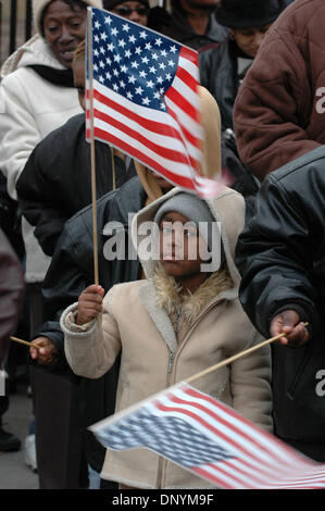 4. Februar 2006; Atlanta, GA, USA; Tausende von Trauernden warten Aufwartung, Coretta Scott King an State Capitol, wo die Frau des Symbols Bürgerrechtler Martin Luther King Jr. im Bundesland liegt. Obligatorische Credit: Foto von Robin Nelson/ZUMA Press. (©) Copyright 2006 von Robin Nelson Stockfoto