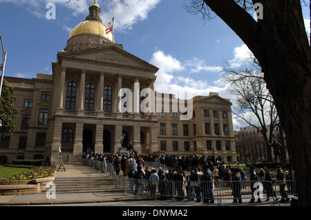 4. Februar 2006; Atlanta, GA, USA; Tausende von Trauernden warten Aufwartung, Coretta Scott King an State Capitol, wo die Frau des Symbols Bürgerrechtler Martin Luther King Jr. im Bundesland liegt.  Obligatorische Credit: Foto von Robin Nelson/ZUMA Press. (©) Copyright 2006 von Robin Nelson Stockfoto