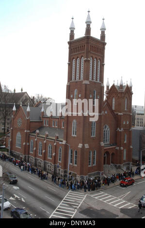 4. Februar 2006; Atlanta, GA, USA; Tausende von Trauernden warten Aufwartung, Coretta Scott King an State Capitol, wo die Frau des Symbols Bürgerrechtler Martin Luther King Jr. im Bundesland liegt.  Obligatorische Credit: Foto von Robin Nelson/ZUMA Press. (©) Copyright 2006 von Robin Nelson Stockfoto