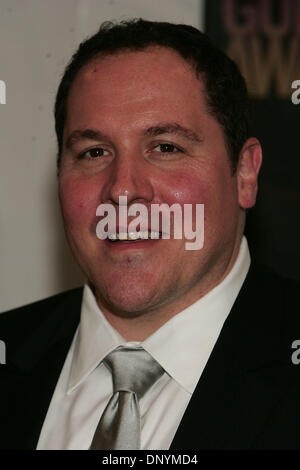 4. Februar 2006; Hollywood, Kalifornien, USA; Schauspieler/Regisseur JON FAVREAU im Presseraum an 2006 Writers Guild Awards statt im Hollywood Palladium. Obligatorische Credit: Foto von Jerome Ware/ZUMA Press. (©) Copyright 2006 von Jerome Ware Stockfoto