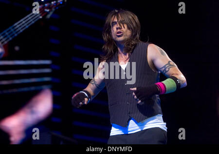 28. August 2006; Sacramento, USA; Die Red Hot Chili Peppers-Frontmann ANTHONY KIEDIS Montag, 28. August 2006 in Arco Arena.  Obligatorische Credit: Foto von Carl Costas/Sacramento Bee/ZUMA Press. (©) Copyright 2006 von Sacramento Bee Stockfoto