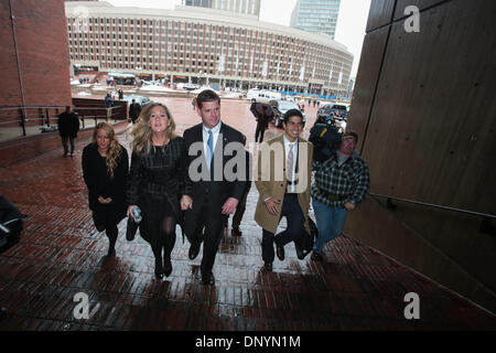 Boston, Massachusetts, USA. 6. Januar 2014. Marty Walsh hält seine Partnerin Lorrie Higgins Hand, als er zum ersten Mal als Bürgermeister von Boston die Rathaus-Treppe hinauf geht. Bostons neue Bürgermeister Marty Walsh ist in Büro vor Tausenden am Boston College Conte Forum in Boston, Massachusetts vereidigt. Bildnachweis: Nicolaus Czarnecki/METRO US/ZUMAPRESS.com/Alamy Live-Nachrichten Stockfoto