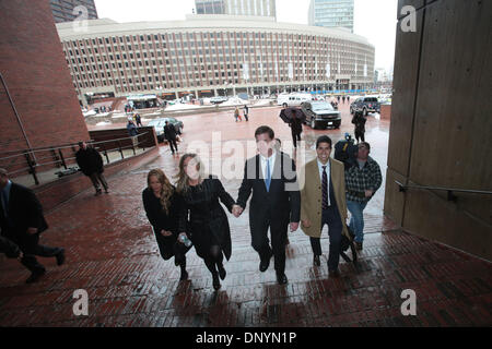 Boston, Massachusetts, USA. 6. Januar 2014. Marty Walsh hält seine Partnerin Lorrie Higgins Hand, als er zum ersten Mal als Bürgermeister von Boston die Rathaus-Treppe hinauf geht. Bostons neue Bürgermeister Marty Walsh ist in Büro vor Tausenden am Boston College Conte Forum in Boston, Massachusetts vereidigt. Bildnachweis: Nicolaus Czarnecki/METRO US/ZUMAPRESS.com/Alamy Live-Nachrichten Stockfoto