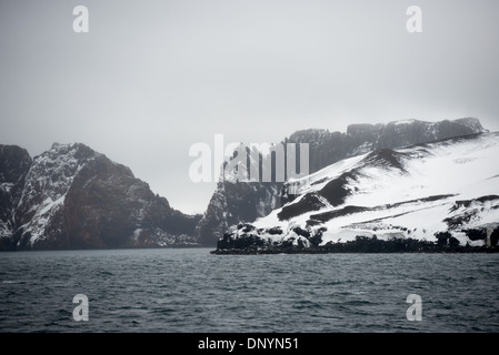 Antarktis - die zerklüftete Landschaft der Neptunes Faltenbalg, der Eingang zum Whalers Bay auf Deception Island in den South Shetland Inseln. Deception Island, in der South Shetland Inseln, ist eine Caldera des Vulkans und besteht aus vulkanischem Gestein. Stockfoto