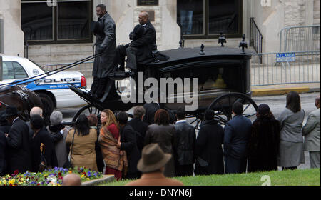 4. Februar 2006; Atlanta, GA, USA; Pferdekutsche mit Bürgerrechtler Coretta Scott King Sarg macht seinen Weg nach Georgia Capitol, wo ihr Körper im Zustand liegen wird. Obligatorische Credit: Foto von POOL/ZUMA Press. (©) Copyright 2006 Pool Stockfoto