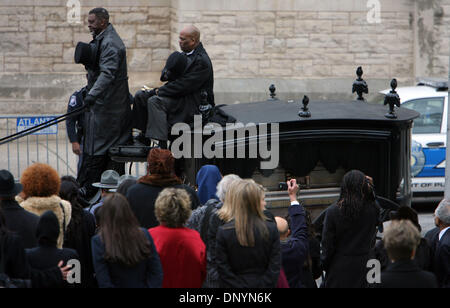 4. Februar 2006; Atlanta, GA, USA; Pferdekutsche mit Bürgerrechtler Coretta Scott King Sarg macht seinen Weg nach Georgia Capitol, wo ihr Körper im Zustand liegen wird. Obligatorische Credit: Foto von POOL/ZUMA Press. (©) Copyright 2006 Pool Stockfoto