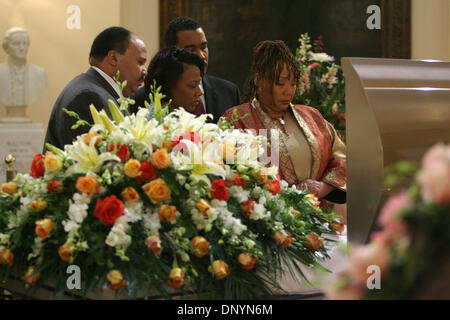 4. Februar 2006; Atlanta, GA, USA; König Familienmitglieder zeigen Sie ihrer Mutter, Zivilrechte Führer Coretta Scott King, liegen im Bundesstaat Georgia Capitol Rotunde in Atlanta.  Obligatorische Credit: Foto von POOL/ZUMA Press. (©) Copyright 2006 Pool Stockfoto