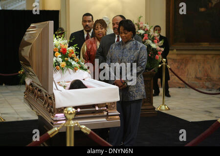 4. Februar 2006; Atlanta, GA, USA; König Familienmitglieder zeigen Sie ihrer Mutter, Zivilrechte Führer Coretta Scott King, liegen im Bundesstaat Georgia Capitol Rotunde in Atlanta.  Obligatorische Credit: Foto von POOL/ZUMA Press. (©) Copyright 2006 Pool Stockfoto