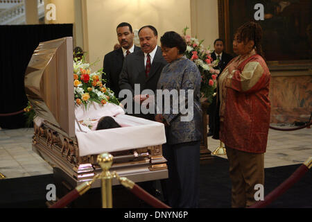 4. Februar 2006; Atlanta, GA, USA; König Familienmitglieder zeigen Sie ihrer Mutter, Zivilrechte Führer Coretta Scott King, liegen im Bundesstaat Georgia Capitol Rotunde in Atlanta.  Obligatorische Credit: Foto von POOL/ZUMA Press. (©) Copyright 2006 Pool Stockfoto