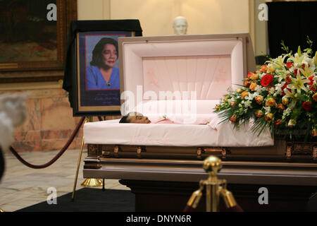 4. Februar 2006; Atlanta, GA, USA; Bürgerrechtler Coretta Scott King, liegen im Bundesstaat Georgia Capitol Rotunde in Atlanta. Obligatorische Credit: Foto von POOL/ZUMA Press. (©) Copyright 2006 Pool Stockfoto