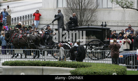 4. Februar 2006; Atlanta, GA, USA; Pferdekutsche mit Bürgerrechtler Coretta Scott King Sarg macht seinen Weg nach Georgia Capitol, wo ihr Körper im Zustand liegen wird. Obligatorische Credit: Foto von POOL/ZUMA Press. (©) Copyright 2006 Pool Stockfoto