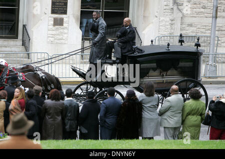 4. Februar 2006; Atlanta, GA, USA; Pferdekutsche mit Bürgerrechtler Coretta Scott King Sarg macht seinen Weg nach Georgia Capitol, wo ihr Körper im Zustand liegen wird. Obligatorische Credit: Foto von POOL/ZUMA Press. (©) Copyright 2006 Pool Stockfoto