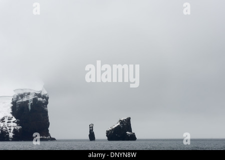 Antarktis - die zerklüftete Landschaft der Neptunes Faltenbalg, der Eingang zum Whalers Bay auf Deception Island in den South Shetland Inseln. Deception Island, in der South Shetland Inseln, ist eine Caldera des Vulkans und besteht aus vulkanischem Gestein. Stockfoto