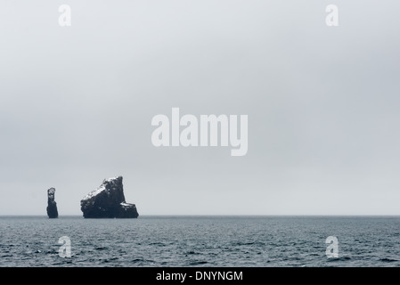 Antarktis - die zerklüftete Landschaft der Neptunes Faltenbalg, der Eingang zum Whalers Bay auf Deception Island in den South Shetland Inseln. Deception Island, in der South Shetland Inseln, ist eine Caldera des Vulkans und besteht aus vulkanischem Gestein. Stockfoto