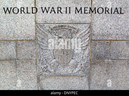 7. Februar 2006; Washington, DC, USA; Die World War II Memorial befindet sich in Washington, DC.  Aus seiner gefeierten Symbole des Patriotismus, seine unentdeckten Nachbarschaften begeistern die Sehenswürdigkeiten und Geräusche der Hauptstadt der Nation Millionen von Besuchern jedes Jahr. Vollgepackt mit Sehenswürdigkeiten, kostenlosen Attraktionen und eine endlose Kalender der Veranstaltungen, bietet Washington, DC das ganze Jahr über begeistern Stockfoto
