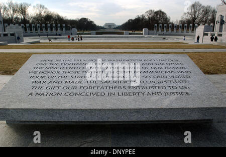 7. Februar 2006; Washington, DC, USA; Die World War II Memorial befindet sich in Washington, DC.  Aus seiner gefeierten Symbole des Patriotismus, seine unentdeckten Nachbarschaften begeistern die Sehenswürdigkeiten und Geräusche der Hauptstadt der Nation Millionen von Besuchern jedes Jahr. Vollgepackt mit Sehenswürdigkeiten, kostenlosen Attraktionen und eine endlose Kalender der Veranstaltungen, bietet Washington, DC das ganze Jahr über begeistern Stockfoto