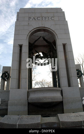 7. Februar 2006; Washington, DC, USA; Die World War II Memorial befindet sich in Washington, DC.  Aus seiner gefeierten Symbole des Patriotismus, seine unentdeckten Nachbarschaften begeistern die Sehenswürdigkeiten und Geräusche der Hauptstadt der Nation Millionen von Besuchern jedes Jahr. Vollgepackt mit Sehenswürdigkeiten, kostenlosen Attraktionen und eine endlose Kalender der Veranstaltungen, bietet Washington, DC das ganze Jahr über begeistern Stockfoto