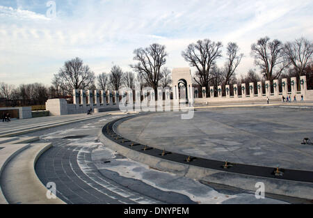 7. Februar 2006; Washington, DC, USA; Die World War II Memorial befindet sich in Washington, DC.  Aus seiner gefeierten Symbole des Patriotismus, seine unentdeckten Nachbarschaften begeistern die Sehenswürdigkeiten und Geräusche der Hauptstadt der Nation Millionen von Besuchern jedes Jahr. Vollgepackt mit Sehenswürdigkeiten, kostenlosen Attraktionen und eine endlose Kalender der Veranstaltungen, bietet Washington, DC das ganze Jahr über begeistern Stockfoto