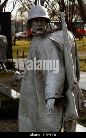 7. Februar 2006; Washington, DC, USA; Das Korean War Veterans Memorial in Washington, D.C. entfernt.  Aus seiner gefeierten Symbole des Patriotismus, seine unentdeckten Nachbarschaften begeistern die Sehenswürdigkeiten und Geräusche der Hauptstadt der Nation Millionen von Besuchern jedes Jahr. Vollgepackt mit Sehenswürdigkeiten, kostenlosen Attraktionen und eine endlose Veranstaltungskalender, bietet Washington, DC das ganze Jahr über ins Stockfoto