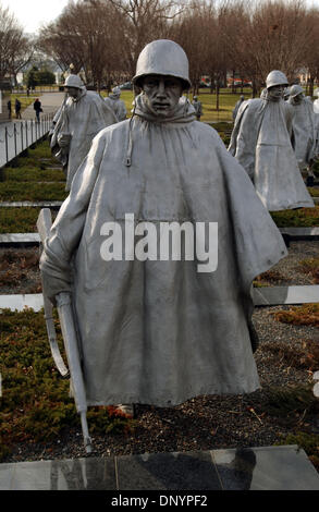 7. Februar 2006; Washington, DC, USA; Das Korean War Veterans Memorial in Washington, D.C. entfernt.  Aus seiner gefeierten Symbole des Patriotismus, seine unentdeckten Nachbarschaften begeistern die Sehenswürdigkeiten und Geräusche der Hauptstadt der Nation Millionen von Besuchern jedes Jahr. Vollgepackt mit Sehenswürdigkeiten, kostenlosen Attraktionen und eine endlose Veranstaltungskalender, bietet Washington, DC das ganze Jahr über ins Stockfoto