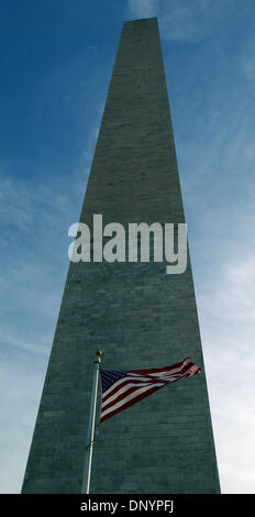 7. Februar 2006; Washington, DC, USA; Das Washington Monument mit einer amerikanischen Flagge fliegen liegt in Washington, DC.  Aus seiner gefeierten Symbole des Patriotismus, seine unentdeckten Nachbarschaften begeistern die Sehenswürdigkeiten und Geräusche der Hauptstadt der Nation Millionen von Besuchern jedes Jahr. Vollgepackt mit Sehenswürdigkeiten, Attraktionen und ein endloser Kalender von besonderen Veranstaltungen, Washington, DC o frei Stockfoto
