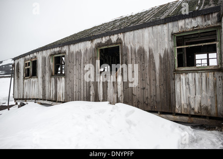 Antarktis - eine hölzerne Ruine eines Gebäudes, der Teil der verlassene Walfangstation am Deceloption Whalers Bay auf der Insel. Deception Island, in der South Shetland Inseln, ist eine Caldera des Vulkans und besteht aus vulkanischem Gestein. Stockfoto