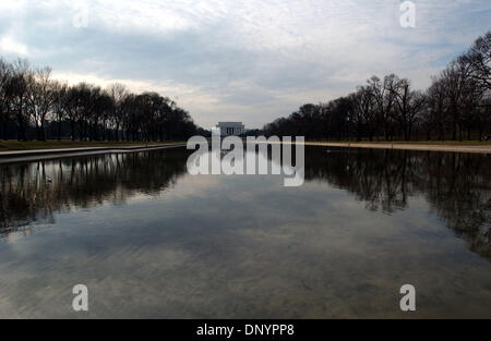 7. Februar 2006; Washington, DC, USA; Das Bild zeigt das Lincoln Memorial und das Reflexionsbecken befindet sich in Washington, DC.  Aus seiner gefeierten Symbole des Patriotismus, seine unentdeckten Nachbarschaften begeistern die Sehenswürdigkeiten und Geräusche der Hauptstadt der Nation Millionen von Besuchern jedes Jahr. Vollgepackt mit Sehenswürdigkeiten, kostenlosen Attraktionen und einem endlosen Kalender von Sonderveranstaltungen, Washington, Stockfoto