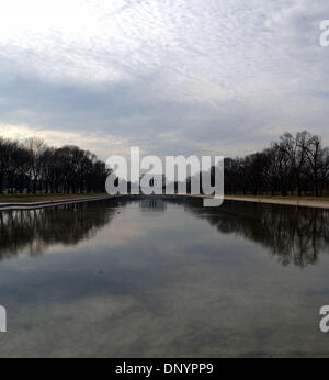 7. Februar 2006; Washington, DC, USA; Das Bild zeigt das Lincoln Memorial und das Reflexionsbecken befindet sich in Washington, DC.  Aus seiner gefeierten Symbole des Patriotismus, seine unentdeckten Nachbarschaften begeistern die Sehenswürdigkeiten und Geräusche der Hauptstadt der Nation Millionen von Besuchern jedes Jahr. Vollgepackt mit Sehenswürdigkeiten, kostenlosen Attraktionen und einem endlosen Kalender von Sonderveranstaltungen, Washington, Stockfoto