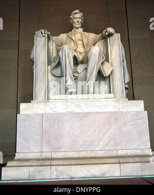 7. Februar 2006; Washington, DC, USA; Im Bild befindet sich das Lincoln Memorial in Washington, DC.  Aus seiner gefeierten Symbole des Patriotismus, seine unentdeckten Nachbarschaften begeistern die Sehenswürdigkeiten und Geräusche der Hauptstadt der Nation Millionen von Besuchern jedes Jahr. Vollgepackt mit Sehenswürdigkeiten, kostenlosen Attraktionen und eine endlose Veranstaltungskalender, bietet Washington, DC das ganze Jahr über ins Stockfoto