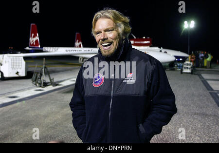 7. Februar 2006; Port St. Lucie, FL, USA; Virgin Atlantic Airways Chairman Sir Richard Branson Gespräche zuversichtlich über den Flug des GlobalFlyer etwa eine Stunde vor dem geplanten Abflug vom Kennedy Space Center am frühen Dienstag Morgen. Die Mission wurde schließlich wegen einer Kraftstoff-Lecks geschrubbt. Obligatorische Credit: Foto von Paul J.Milette/Palm Beach Post/ZUMA Press. (©) Copyright Stockfoto