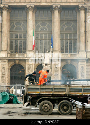 7. Februar 2006; Turin, Italien; Arbeiter Schaufeln Asphalt in (Olympic) Medals Plaza in Turin am Mittwoch. Last-Minute-Bau in der ganzen Stadt zu sehen wie sie für die Olympischen Spiele vorbereiten. Obligatorische Credit: Foto von K.C. Alfred/SDU-T/ZUMA Press. (©) Copyright 2006 by SDU-T Stockfoto