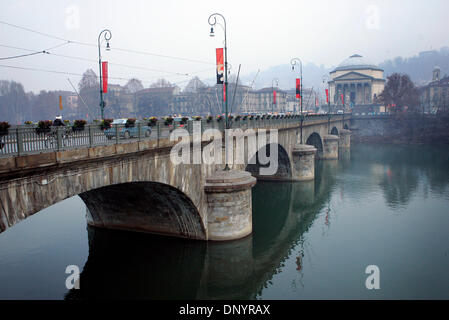 7. Februar 2006; Turin, Italien; Die Po-Fluss fließt durch Turin, der Gastgeber der Olympischen Winterspiele. Obligatorische Credit: Foto von K.C. Alfred/SDU-T/ZUMA Press. (©) Copyright 2006 by SDU-T Stockfoto