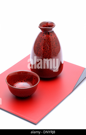 japanischer Sake-Flasche und Becher auf Tablett Stockfoto