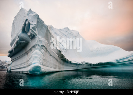 Antarktis - ein Eisberg floaats in Hughes Bay an der Westküste der Antarktischen Halbinsel. Stockfoto